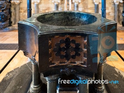 The Font In Southwark Cathedral Stock Photo