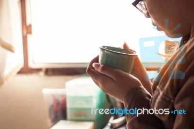 The Girl Was Holding A Coffee At Work Stock Photo