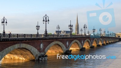 The Pont De Pierre Spanning The River Garonne In Bordeaux Stock Photo