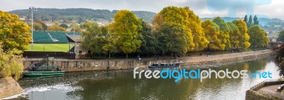 The River Avon Next To Pulteney Bridge In Bath Somerset Stock Photo