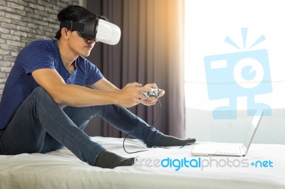 The Vr Headset Design Is Generic And No Logos, Man Wearing Virtu… Stock Photo