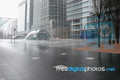 Torrential Rain Pounding Canary Wharf Tube Station Stock Photo