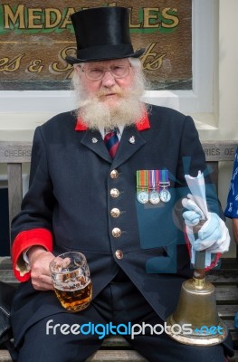 Town Crier Enoying A Pint Of Beer In Southwold Stock Photo