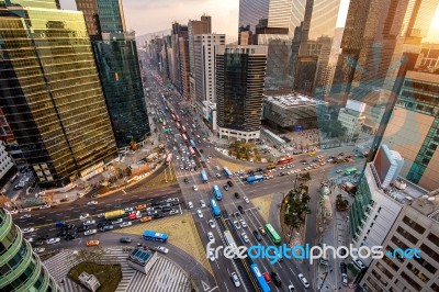 Traffic Speeds Through An Intersection In Gangnam, Seoul In South Korea Stock Photo