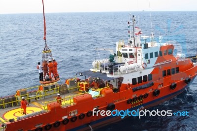 Transfer Crews By Personal Basket From The Platform To Crews Boat Stock Photo