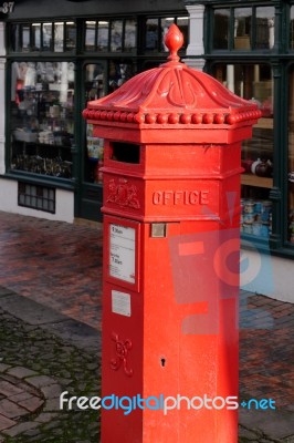 Tunbridge Wells, Kent/uk - January 5 : Royal Mail Post Box In Th… Stock Photo