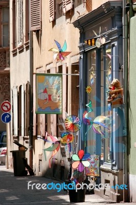 Unusual Shop Selling Pinwheels And Wind Operated Mobiles In Stra… Stock Photo