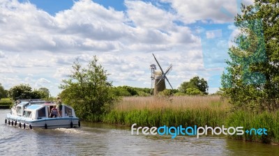 View Of A Boat Passing Turf Fen Mill At Barton Turf Stock Photo