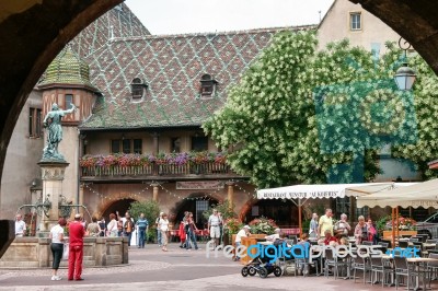 View Of A Statue And A Group Of People Sightseeing In A Courtyar… Stock Photo