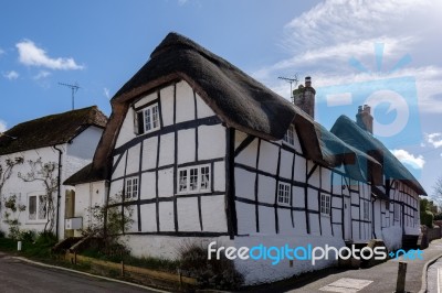 View Of A Thatched Cottage In Micheldever Hampshire Stock Photo