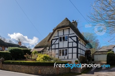 View Of A Thatched Cottage In Micheldever Hampshire Stock Photo