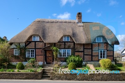 View Of A Thatched Cottage In Micheldever Hampshire Stock Photo