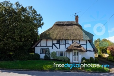 View Of A Thatched Cottage In Micheldever Hampshire Stock Photo