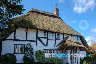 View Of A Thatched Cottage In Micheldever Hampshire Stock Photo