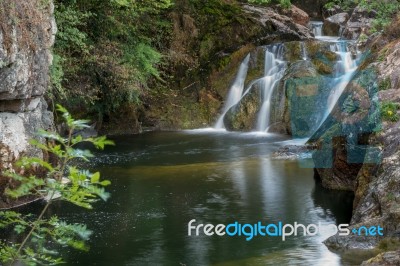 View Of Beezley Falls On The River Doe Near Ingleton In The York… Stock Photo