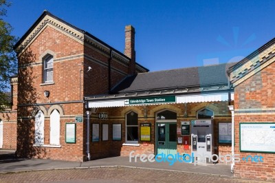 View Of Edenbridge Town Railway Station In Edenbridge Stock Photo