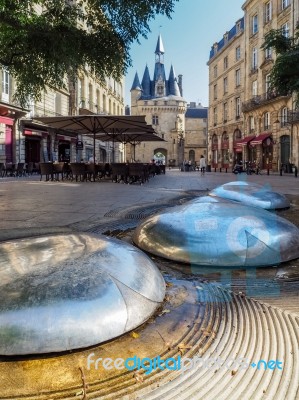 View Of Modern Sculpture Near Porte Cailhau (palace Gate) In Bor… Stock Photo