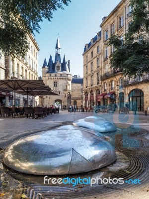 View Of Modern Sculpture Near Porte Cailhau (palace Gate) In Bor… Stock Photo