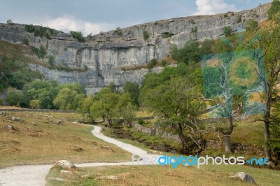 View Of The Curved Cliff At Malham Cove In The Yorkshire Dales N… Stock Photo