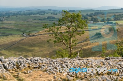 View Of The Limestone Pavement Above Malham Cove In The Yorkshir… Stock Photo