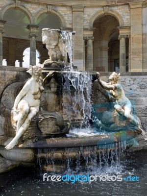 View Of The Nymph's Fountain By The Lake At Hever Castle Stock Photo