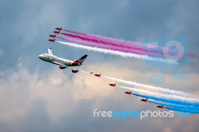 Virgin Atlantic - Boeing 747-400 And Red Arrows Aerial Display A… Stock Photo