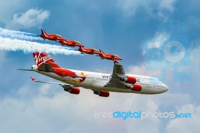 Virgin Atlantic - Boeing 747-400 And Red Arrows Aerial Display A… Stock Photo