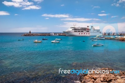 Volcan De Tindaya In Puerto Del Carmen Harbour Stock Photo