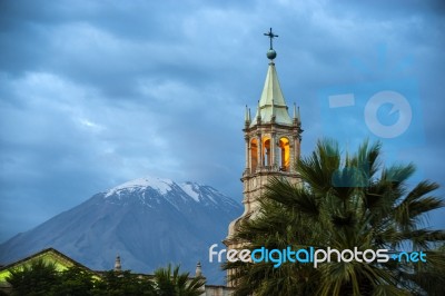 Volcano El Misti Overlooks The City Arequipa In Southern Peru. A… Stock Photo