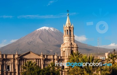 Volcano El Misti Overlooks The City Arequipa In Southern Peru. A… Stock Photo