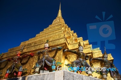 Wa Phra Kaew - Giant Statues And Pagoda Stock Photo