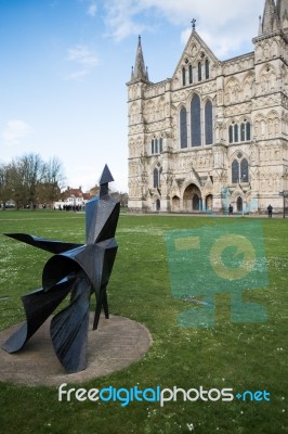 Walking Woman Statue By Lynn Chadwick Outside Salisbury Cathedra… Stock Photo