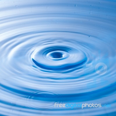 Water Drop Impact With Water Surface, Causing Rings On The Surface Stock Photo