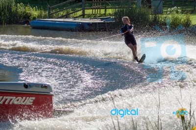 Water Skiing At Wiremill Lake  Near Felbridge Surrey Stock Photo