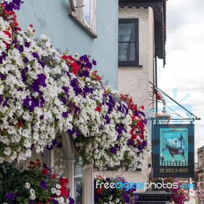 Windsor, Maidenhead & Windsor/uk - July 22 : Hanging Baskets Lad… Stock Photo