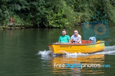 Windsor, Maidenhead & Windsor/uk - July 22 : Small Speedboat Cru… Stock Photo