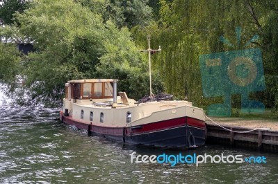 Windsor, Maidenhead & Windsor/uk - July 22 : Wide Beamed Boat Mo… Stock Photo