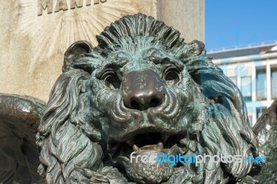 Winged Lion Beneath The Statue Of Daniele Manin In Venice Stock Photo