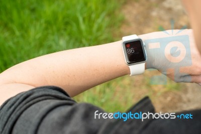 Woman Checking Her Pulse Using The Apple Watch Stock Photo