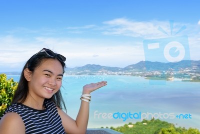 Women Tourist Inviting To See Of The Sea In Phuket Province, Tha… Stock Photo