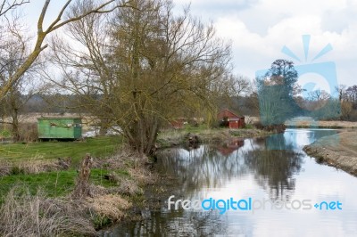 Wooden Buildings Near Papercourt Lock On The River Wey Navigatio… Stock Photo