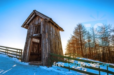 Wooden Cottage In Winter. Daegwallyeong Sheep Farm In Gangwondo, South Korea Stock Photo