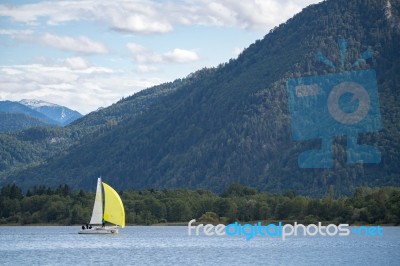 Yacht Sailing On Lake Mondsee In Austria Stock Photo