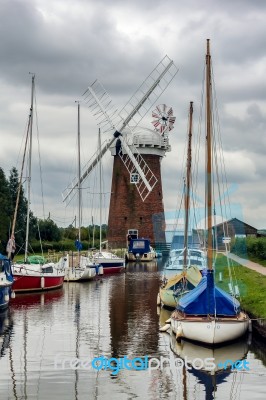 Yachts Moored Adjacent To Horsey Pump Norfolk Stock Photo