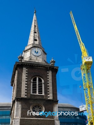 Yellow Crane Next To St Boltolph Without Aldgate Church In Londo… Stock Photo