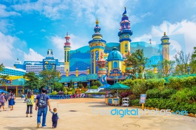 Zhuhai, Guangdong, China- Nov 9, 2017 : Tourist At The Zhuhai Chimelong Ocean Kingdom Park In Zhuhai, China Stock Photo