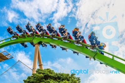 Zhuhai, Guangdong, China- Nov 9, 2017 : Tourist Enjoy A Fast Roller Coaster Ride At The Zhuhai Chimelong Ocean Kingdom Park In Zhuhai, China Stock Photo