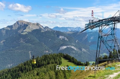 Zwölferhorn Mountain Cable Car Running Down To St Gilgen Stock Photo