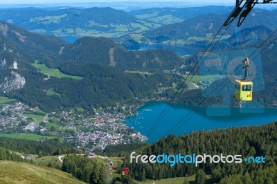 Zwölferhorn Mountain Cable Car Running Down To St Gilgen Stock Photo